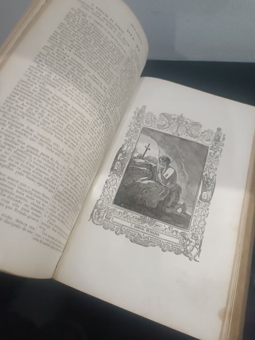 Livro religioso antigo