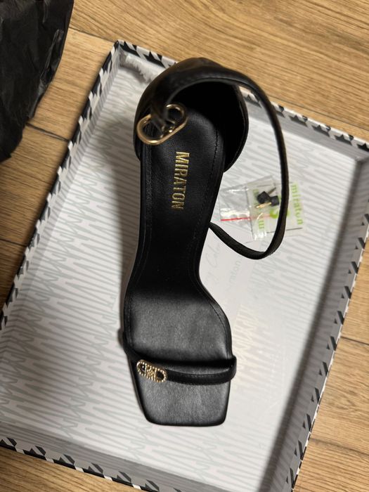 Сандалі жіночі 39 розміру