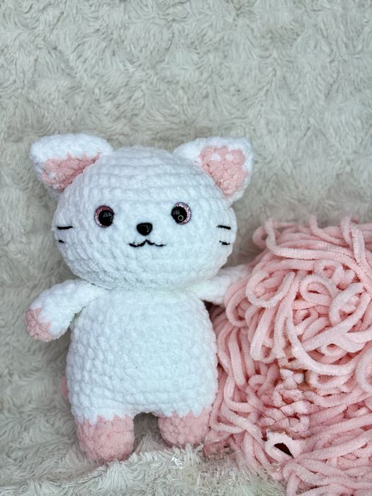 Котик плюшевий в'язаний ручної роботи