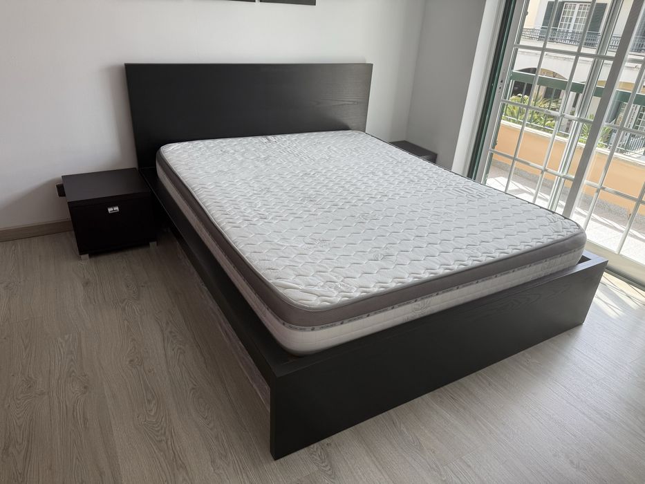 Cama Casal IKEA MALM 160x200 + Colchão Viscoelástico + 2 Mesas de Cabeceira