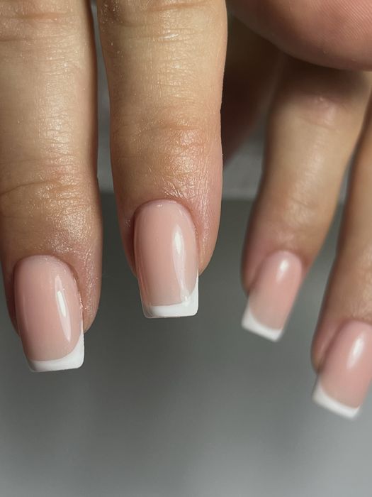 Майстер манікюру у For You Beauty Studio