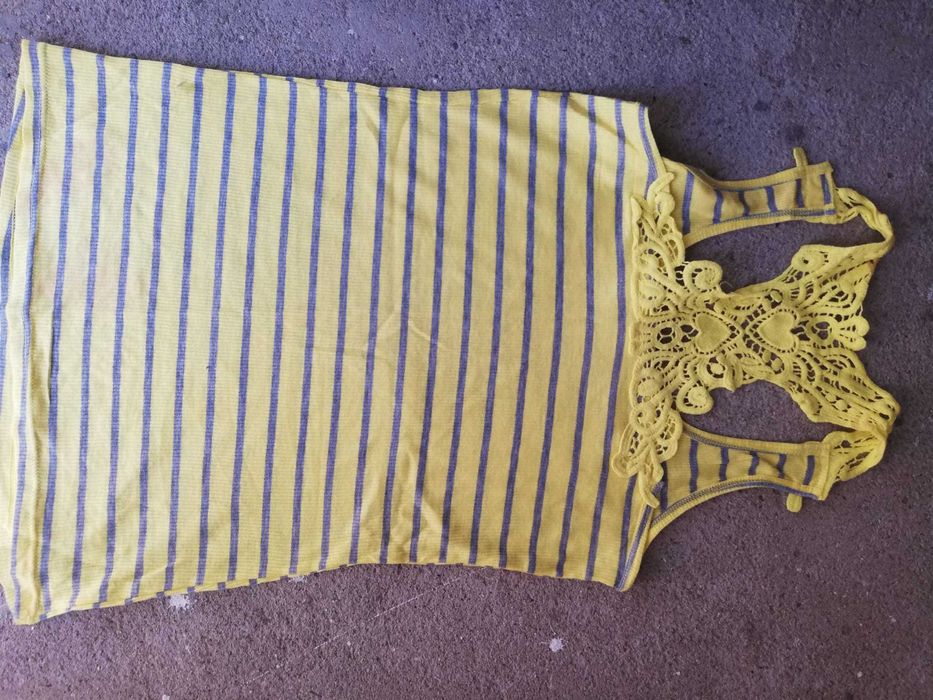 Blusa as riscas com detalhes nas costas, linda