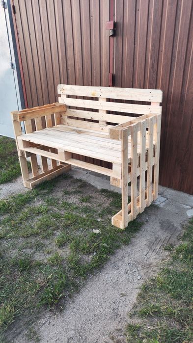 Drewniana ławka nieidealna