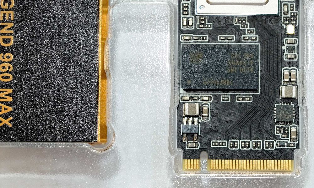SSD ADATA Legend 960 MAX 2TB, M.2 (PCI-E 4.0), M.2 2280 новый на гарантии.