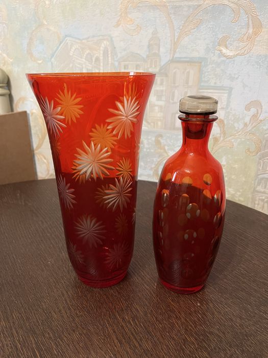 Изделия из красного и рубинового стекла.Ваза,конфетница,рог, графин