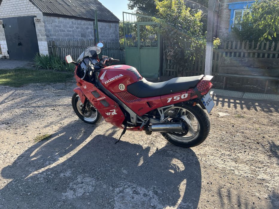 Honda VFR750F RC24