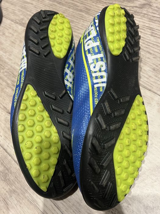 Футбольне взуття.