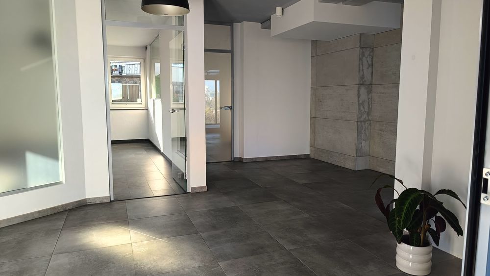 Lokal biurowo-usługowy o powierzchni 100m2 z 2 miejscami postojowymi