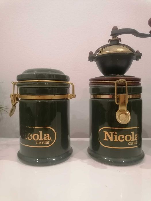 Conj. Vintage Nicola Cafés - Moinho Manual + 3 Frascos de Cerâmica Penha de França