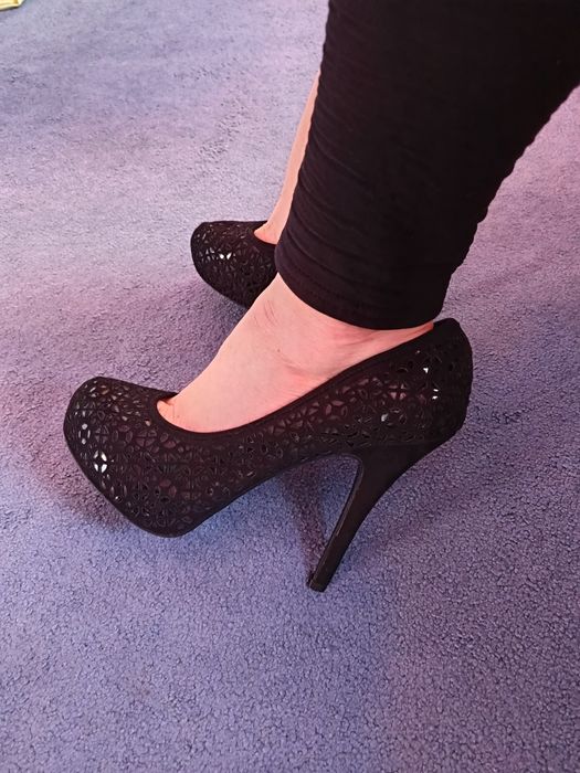 Czarne szpilki platformy