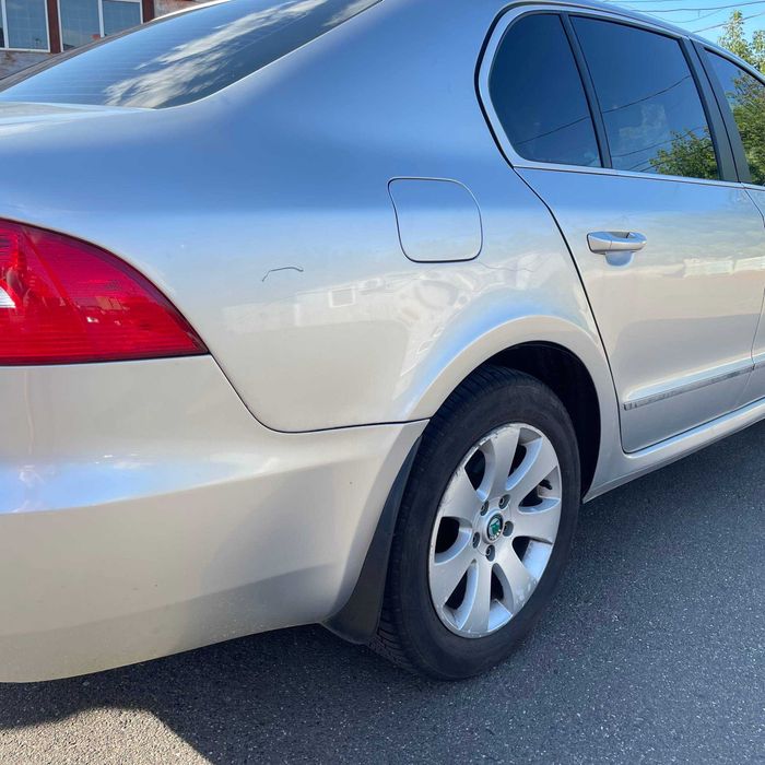 Skoda Superb 2011 продаж авто купити Шкода Суперб в Україні седан ліфтбек автомат DSG бензин комфортний та просторий автомобіль у гарному стані машина