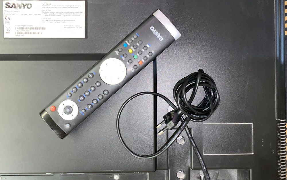 Vendo TV  SANYO   com comando