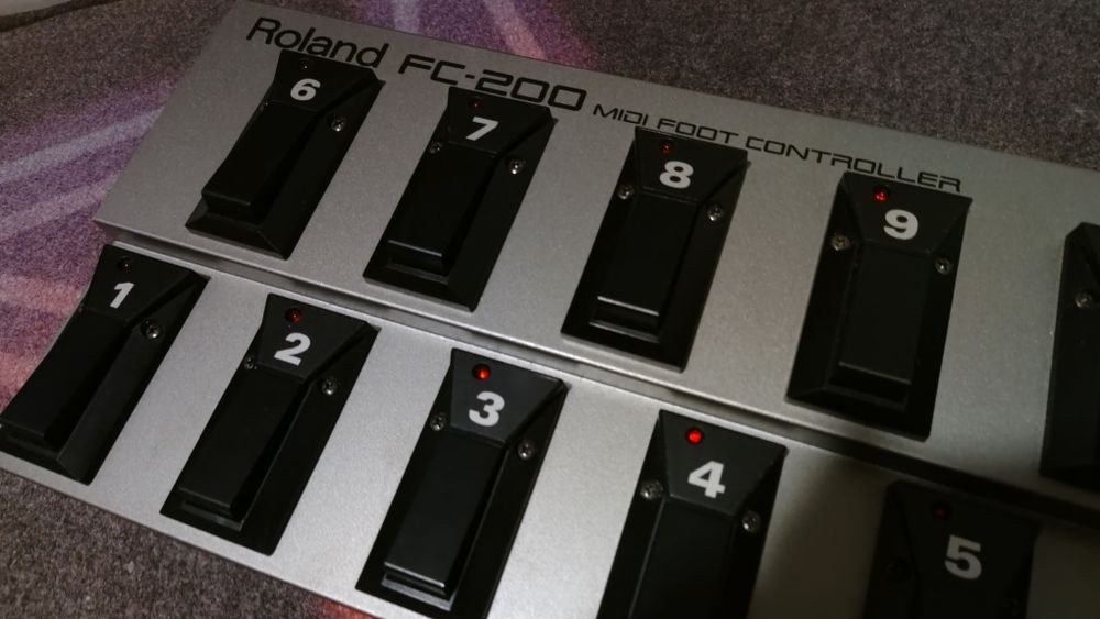 Pedaleira Boss VF-1 e controlador MIDI Roland FC2000