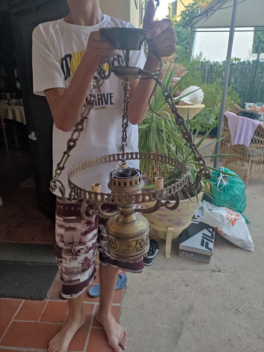 Várias luminárias antigas.