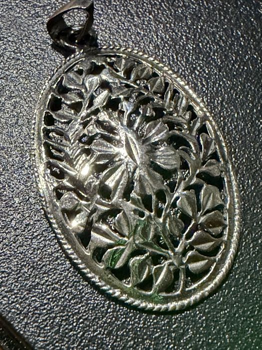 Pendulo em prata trabalhado .