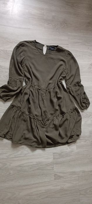 Sukienka oliwkowa długi rękaw falbanki podszewka Mohito rozmiar 36