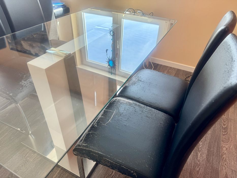 Mesa com tampo em vidro - sem cadeiras - mobiliário de sala.