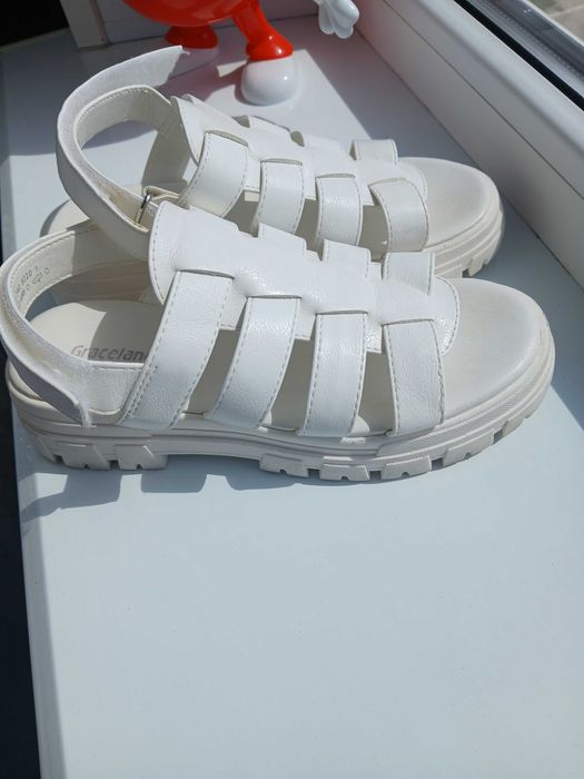 Продам босоніжки для дівчинки