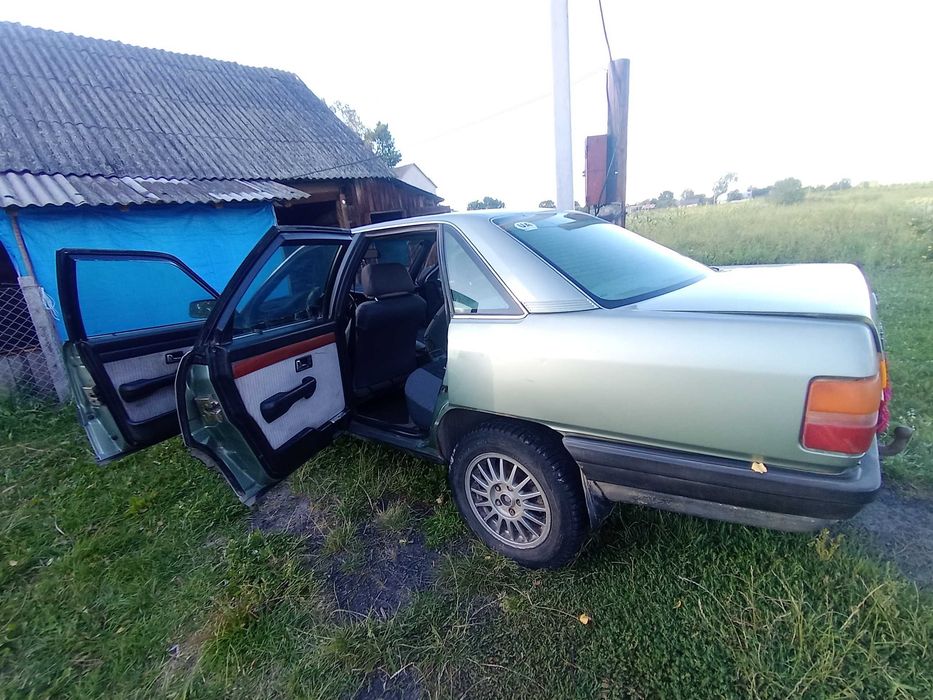 Автомобіль Audi 100