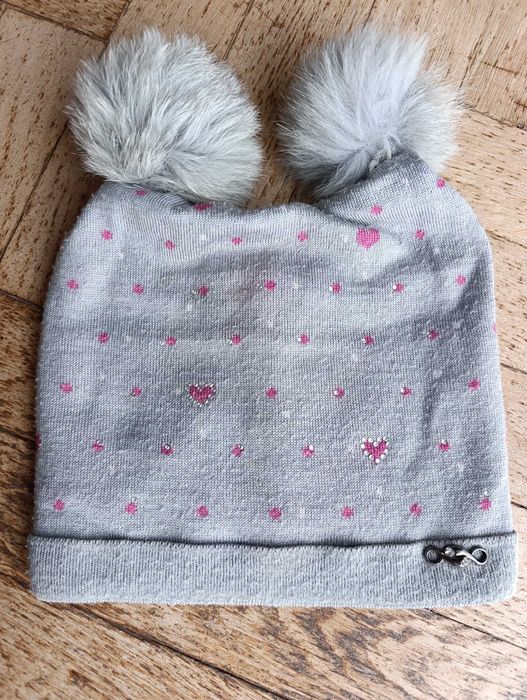 Czapka dziewczynki zimowa szary z serduszkami ta broszką
balabonami