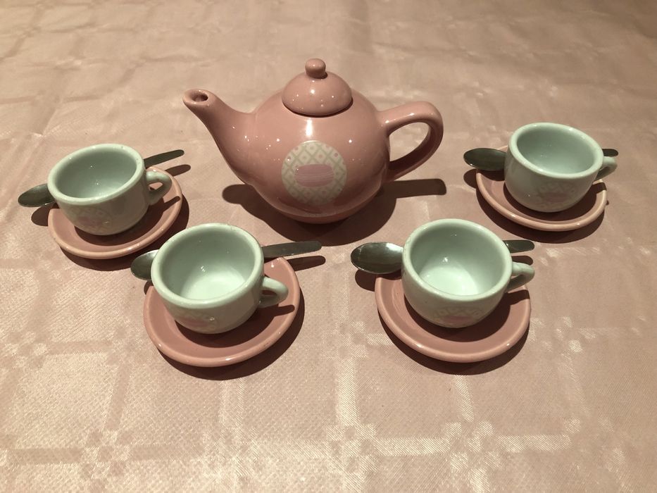 Toy porcelain teapot and cups