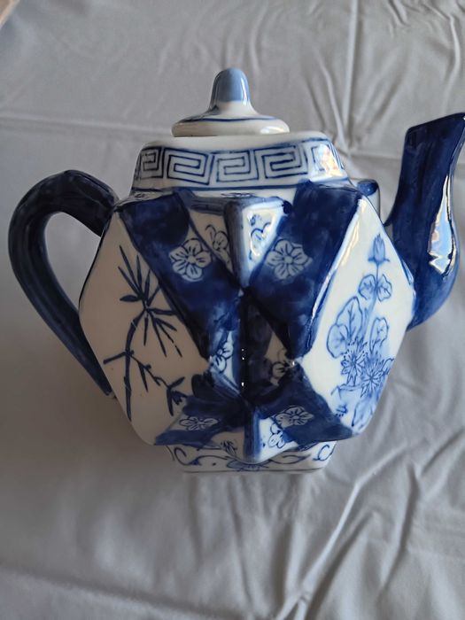 Bule em porcelana chinesa dos anos 60, feito à mão