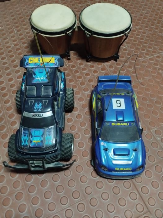 Dois carros com telecomando e um bombo