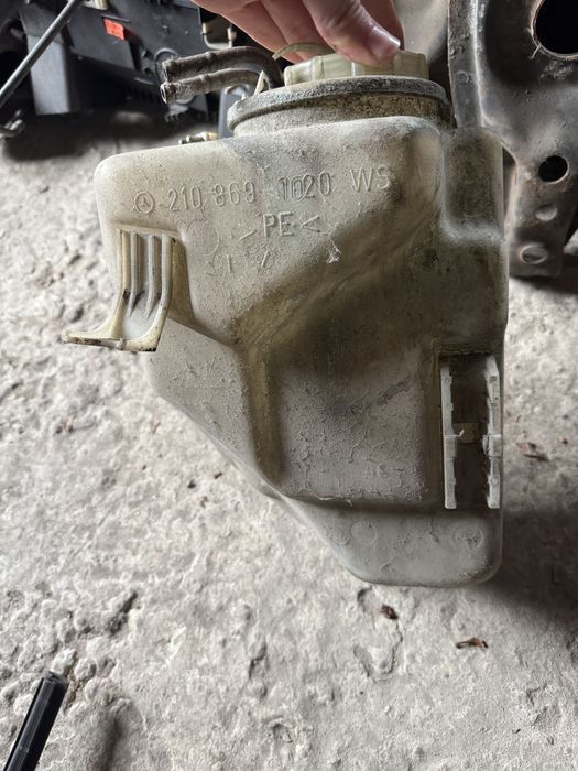 Бачок для омивача скла mercedes w210