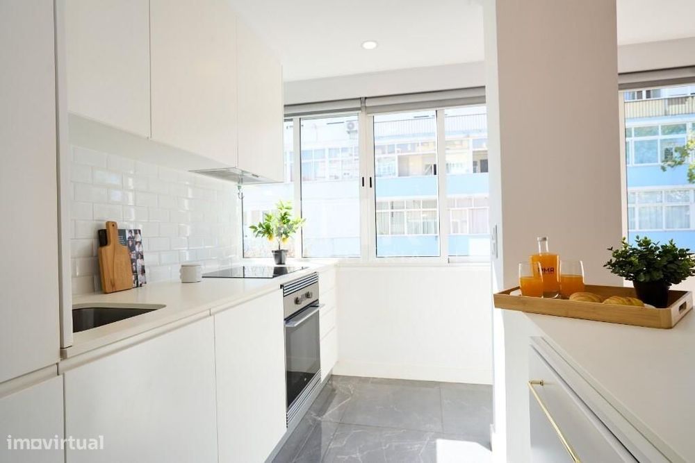 T2 remodelado com 2 casas de banho, em Benfica, próximo ao Califa e ao