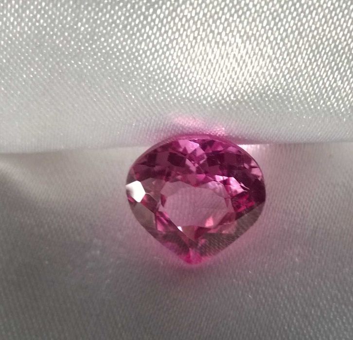 Szafir różowy  8 .6 CT , 12.8 x 12.3 mm