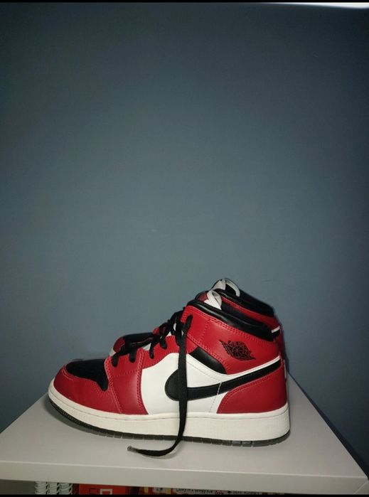 Air Jordan 1 Mid "Chicago Black Toe"
