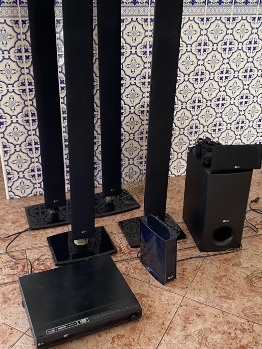 Colunas e DVD , da marca LG