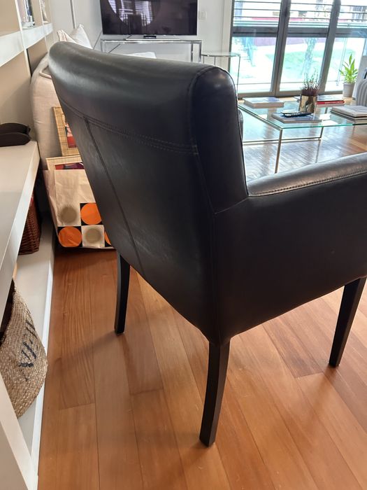 Sofá tipo poltrona em cabedal