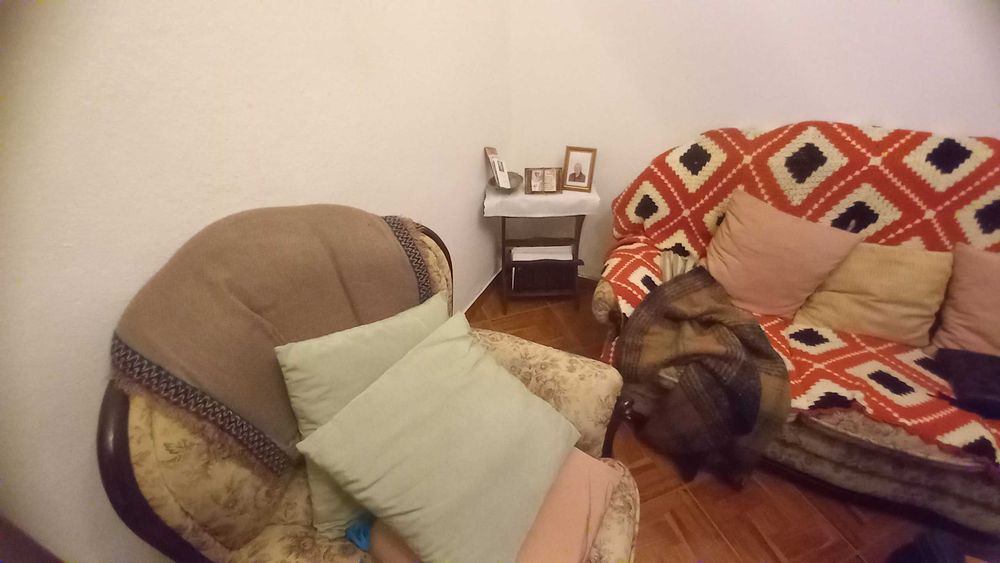 Sofá Mogno e tecido, design clássico, em bom estado!