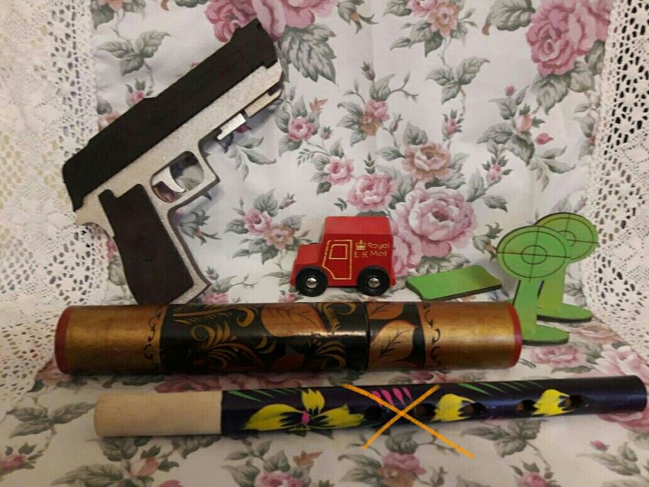 Дерев'яний пістолет.
