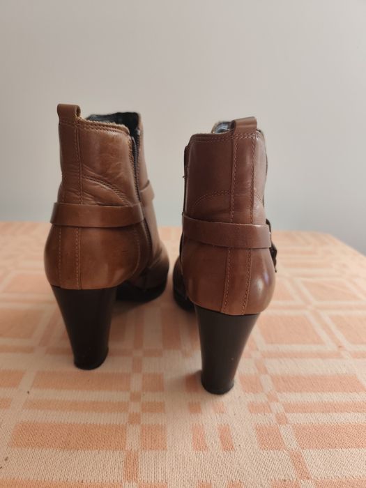 Botas curtas pretas e castanhas