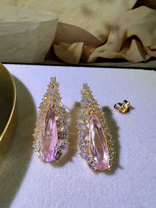 Brinco de festa Elegante | Microzircônias Pedra Rose | Banho Ouro 18k