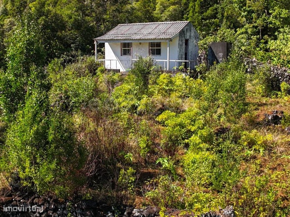 Terreno único com moradia no Mistério da Silveira - Lajes do Pico