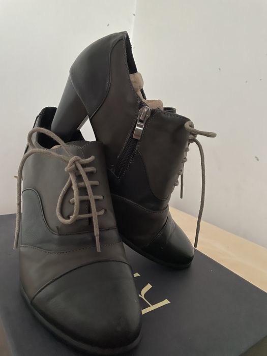 Buty na obcasie z wiązaniem