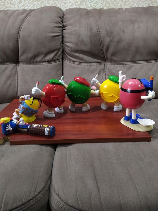 Іграшки фігурки M&ms диспенсер,вентилятор  на батар працює справний