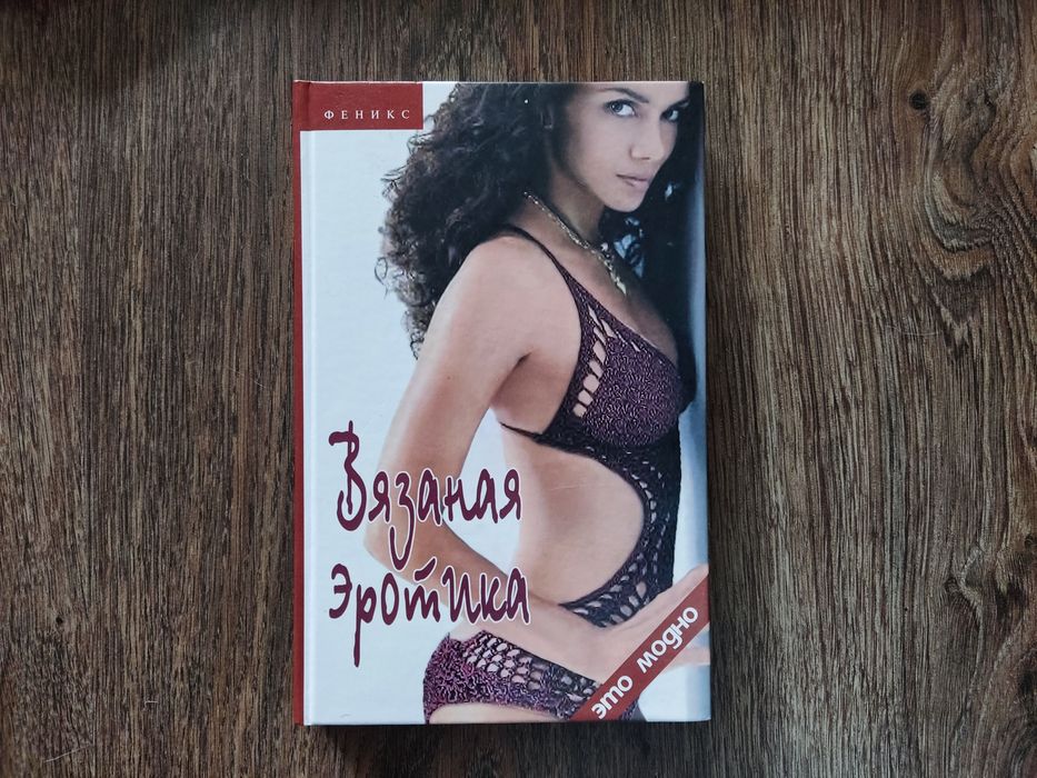 үлкен бөкселері бар жалаңаш әйелдер