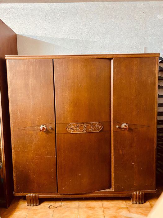 Roupeiro antigo de madeira de três portas