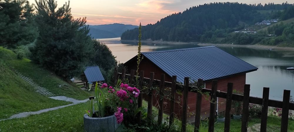 Domki blisko jeziora ,  wolny domek w Bieszczadach górach nad jeziorem