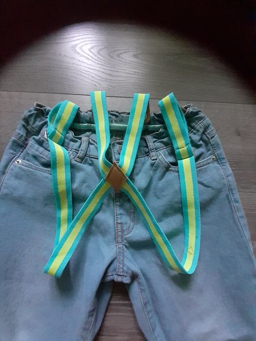 Spodnie jeansowe z szelkami rozmiar 122