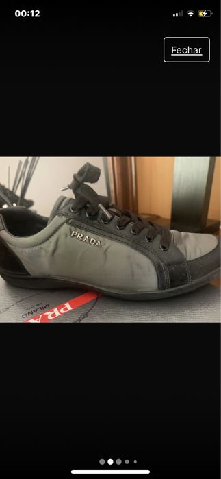 Ténis da marca Prada.