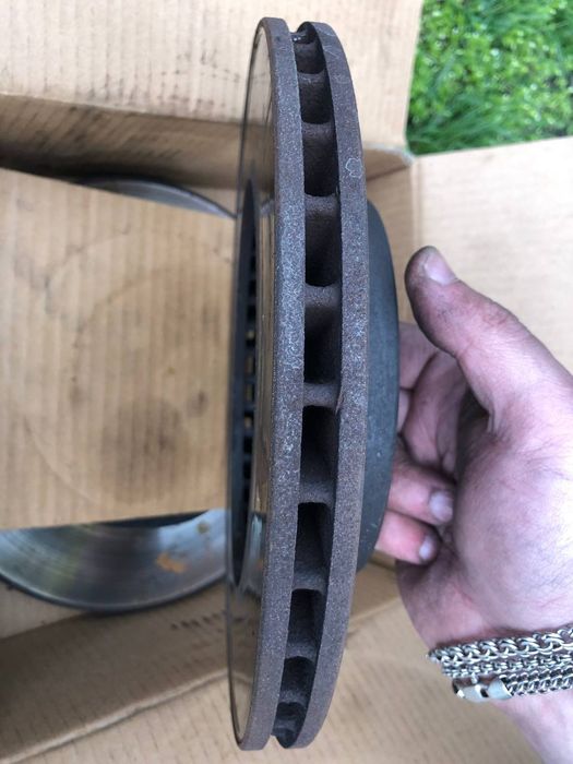 Тормозные диски (2 штуки)