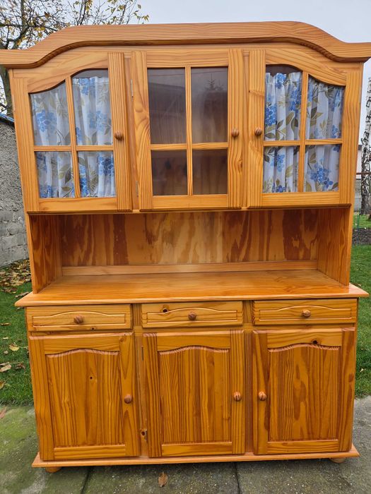 Kredens w stylu rustykalnym