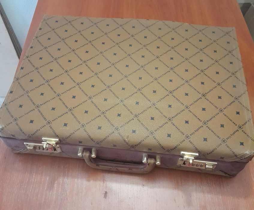 Набір столових приладів.