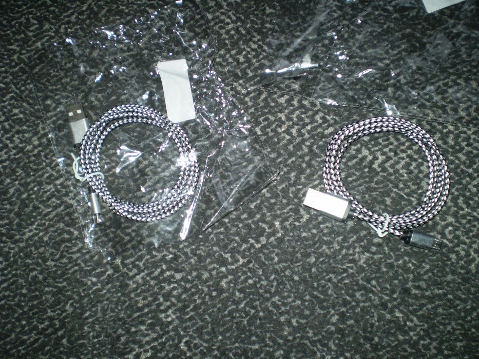 USB - кабель для зарядки.