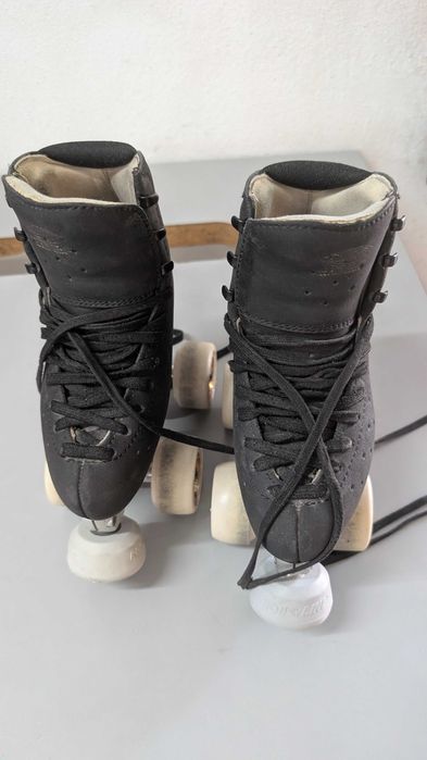Patins tamanho 200.